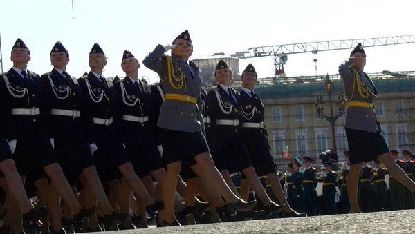 Студентки университета МВД прошли по Дворцовой на каблуках во время парада