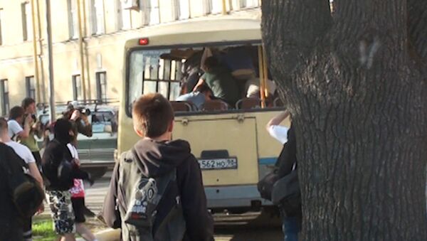 Люди в масках забросали камнями автобусы после гей-митинга в Петербурге