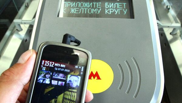 Оплата проезда в московском метро с помощью мобильного телефона. Архив