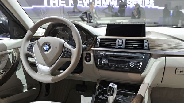 Салон автомобиля нового поколения BMW третьей серии. Архивное фото