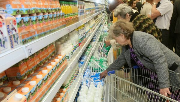 Покупатели в молочном отделе
