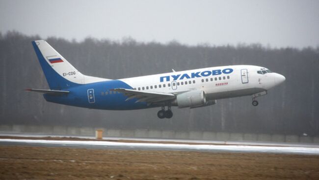 Boeing 737—500 авиапредприятия Пулково, которое входит в ГТК Россия, на взлетной полосе аэропорта Домодедово