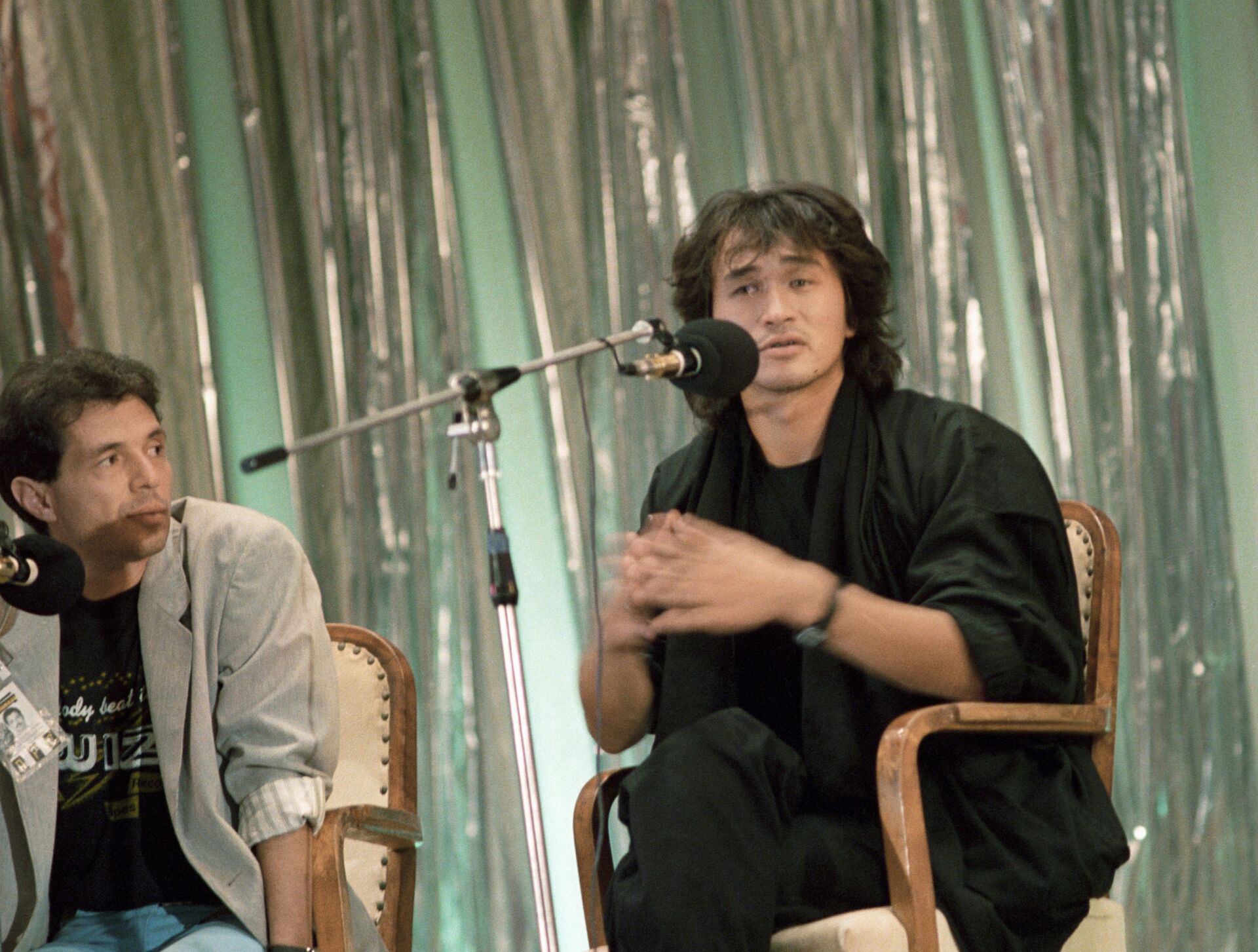 Лидер популярной рок-группы Кино Виктор Цой отвечает на вопросы на пресс-конференции Лидер популярной рок-группы Кино Виктор Цой отвечает на вопросы на пресс-конференции - РИА Новости, 1920, 17.04.2025