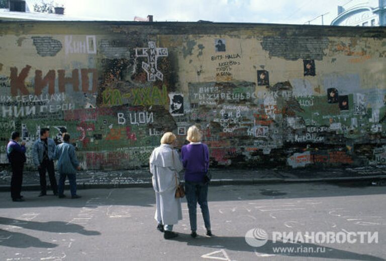 Стена Виктора Цоя на Старом Арбате в Москве.