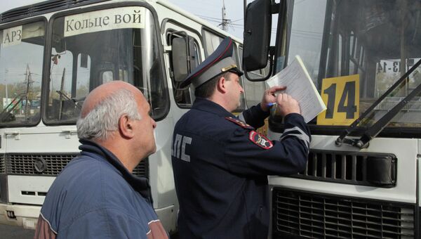 Инспекторы ДПС  проверяют техническое состояние маршруток в Томске 