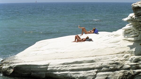 Отдыхающие на пляже Кипра
