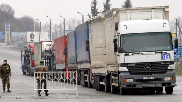 Работа таможенных и пограничных служб Украины на пункте пропуска на границе с Россией. Архив