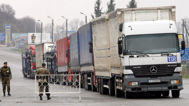 На международном пограничном автомобильном пункте. Архив