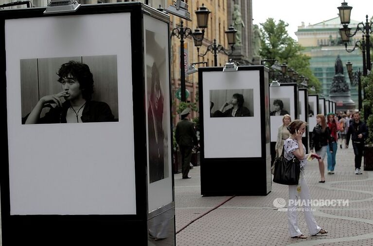 Фотопортреты Виктора Цоя выставлены под открытым небом на Малой Садовой улице