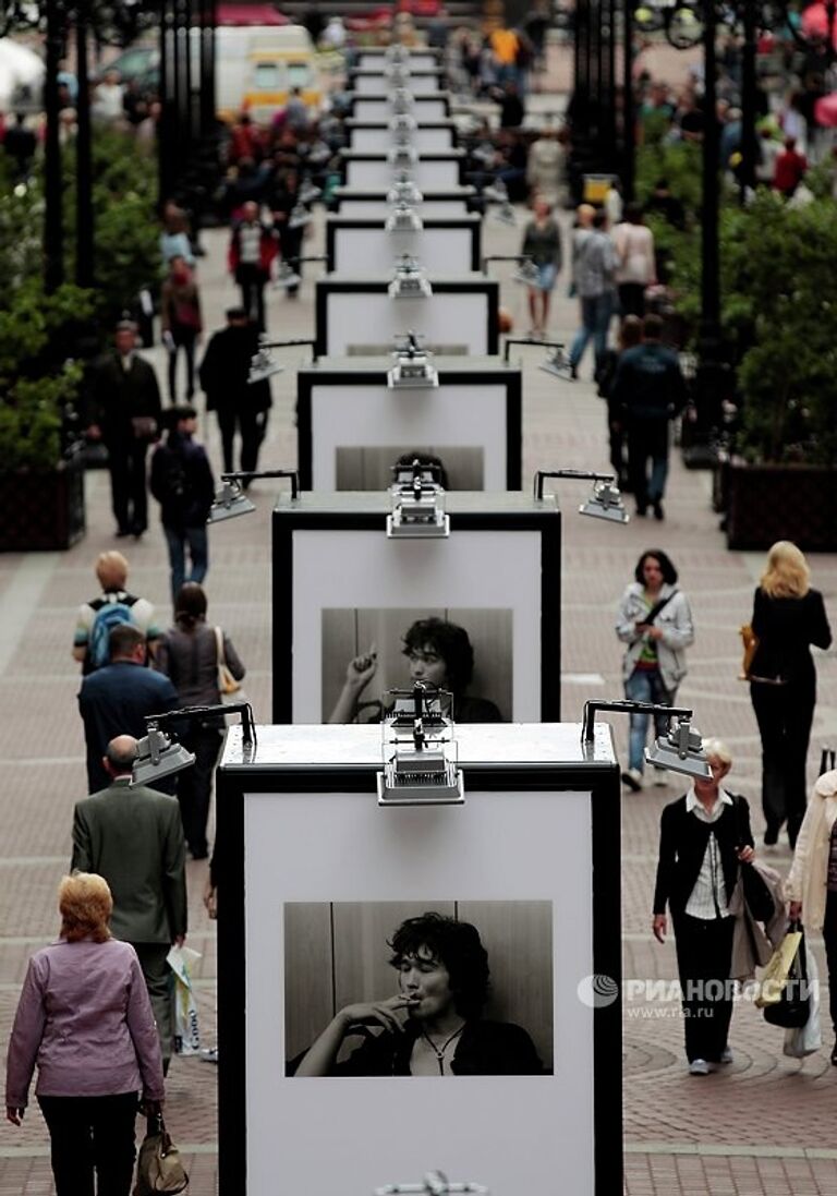 Фотопортреты Виктора Цоя выставлены под открытым небом на Малой Садовой улице