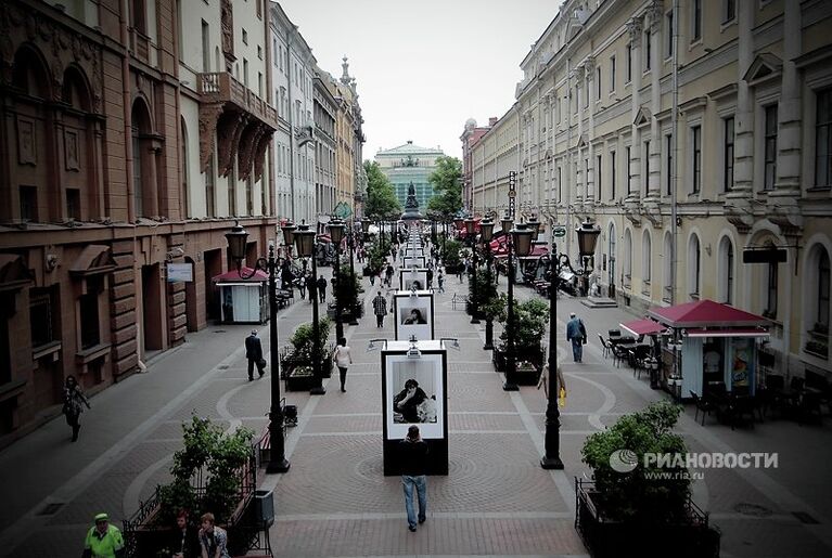 Фотопортреты Виктора Цоя выставлены под открытым небом на Малой Садовой улице