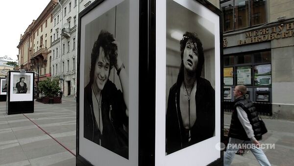 Фотопортреты Виктора Цоя выставлены под открытым небом на Малой Садовой улице