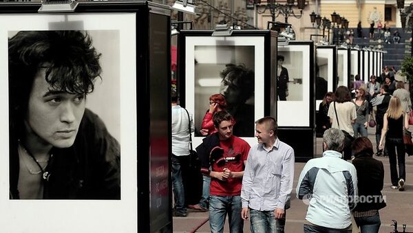 Фотопортреты Виктора Цоя выставлены под открытым небом на Малой Садовой улице