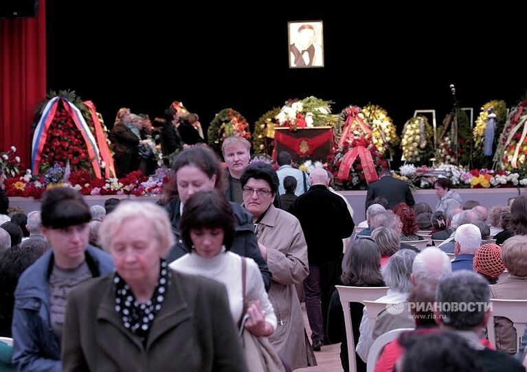 Прощание с певцом Эдуардом Хилем в Санкт-Петербурге