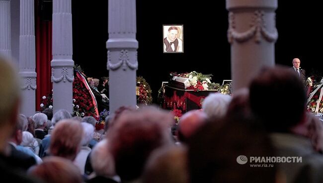 Прощание с певцом Эдуардом Хилем в Санкт-Петербурге