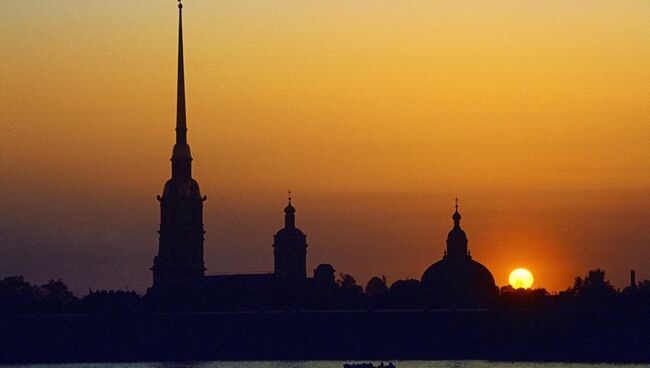 Петропавловский собор в Санкт-Петербурге вечером. Архивное фото