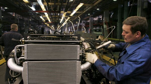 Установка радиатора на автомобиль на заводе им.И.А.Лихачёва. Архивное фото