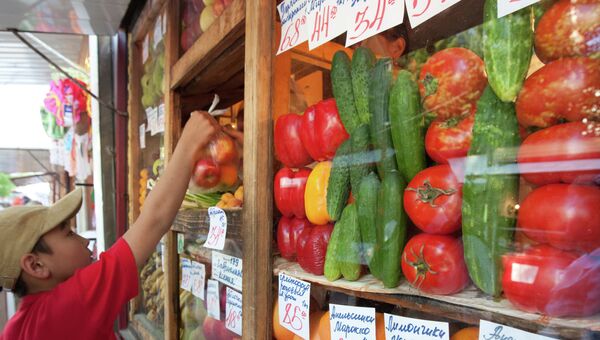 Продажа овощей на рынке Томска