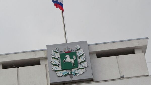 Герб и флаг на здании администрации Томской области, архивное фото