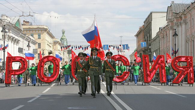 Парад военных оркестров в Санкт-Петербурге в День России. Архив