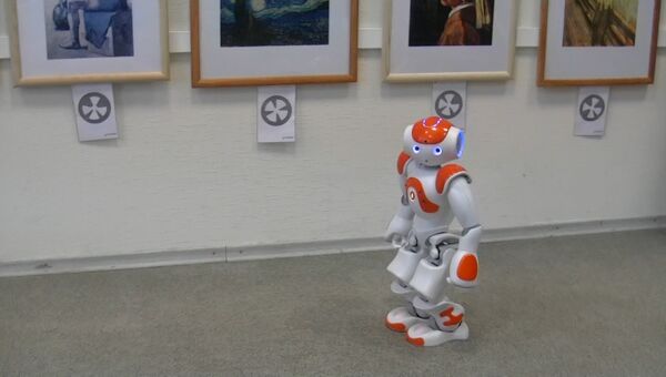 Робот Кузьма провел для томичей экскурсию по картинной галерее