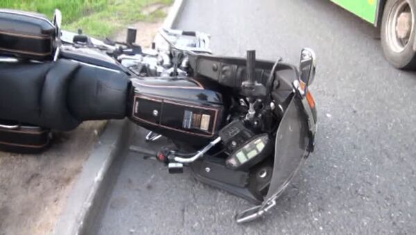 Мотоцикл столкнулся с внедорожником на западе Москвы