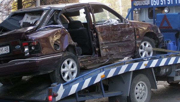 Ford протаранил дерево и дом в Севастополе, пассажир погиб на месте