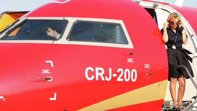 Самолет CRJ-200