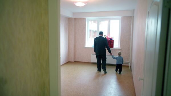 Ребенок в пустой квартире