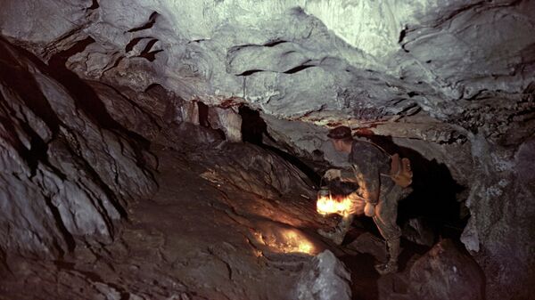 Спелеологи в пещере. Архивное фото.