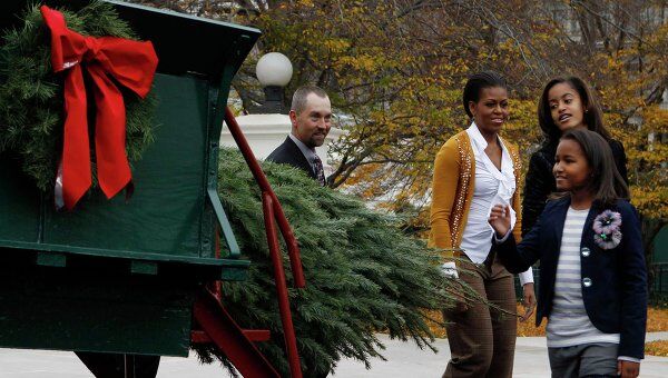 Мишель, Малия и Саша Обама встретили рождественскую елку