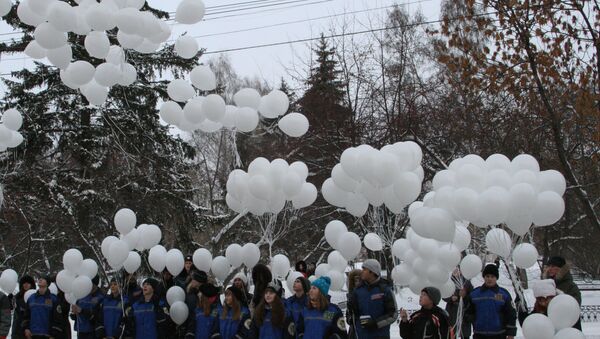 Участники акции памяти жертв дорожно-транспортных происшествий запустили в небо около сотни белых шаров