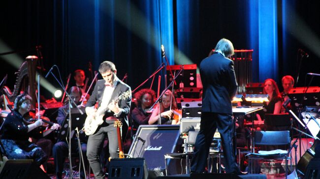 Бесменный гитарист группы Кино Юрий Каспарян и Симфонический оркестр Государственного Эрмитажа исполняют песню В. Цоя 