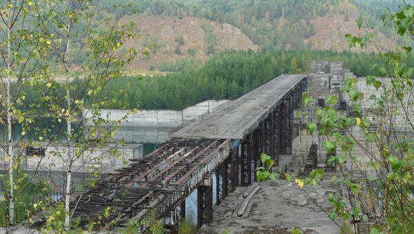 Законсервированная Крапивинская ГЭС на реке Томь в Кемеровской области