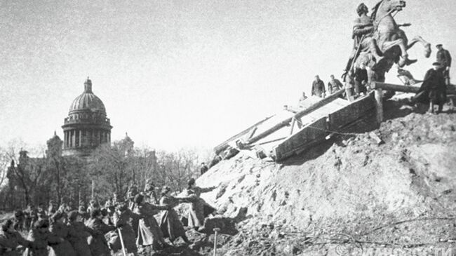 Памятник Петру I освобождают от защитных сооружений. Апрель 1944 года