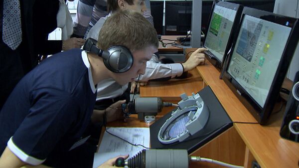 Школьники научились стыковать корабль к МКС в новом Космоцентре
