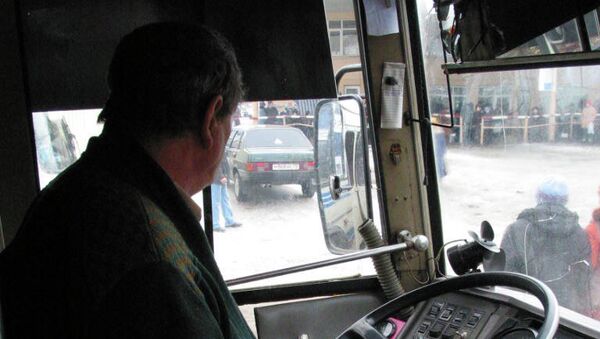 Водитель автобуса за рулем. Архивное фото