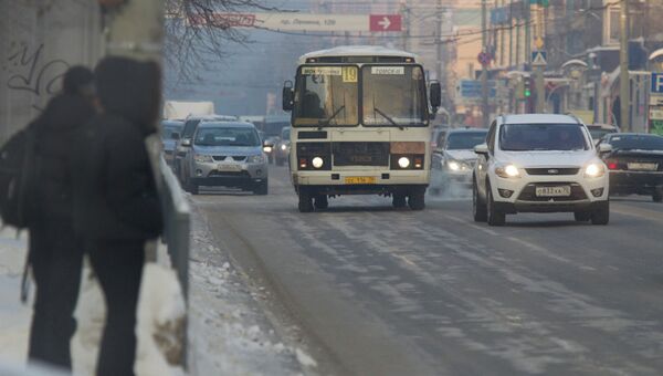 Зимние улицы в Томске - транспорт, архивное фото