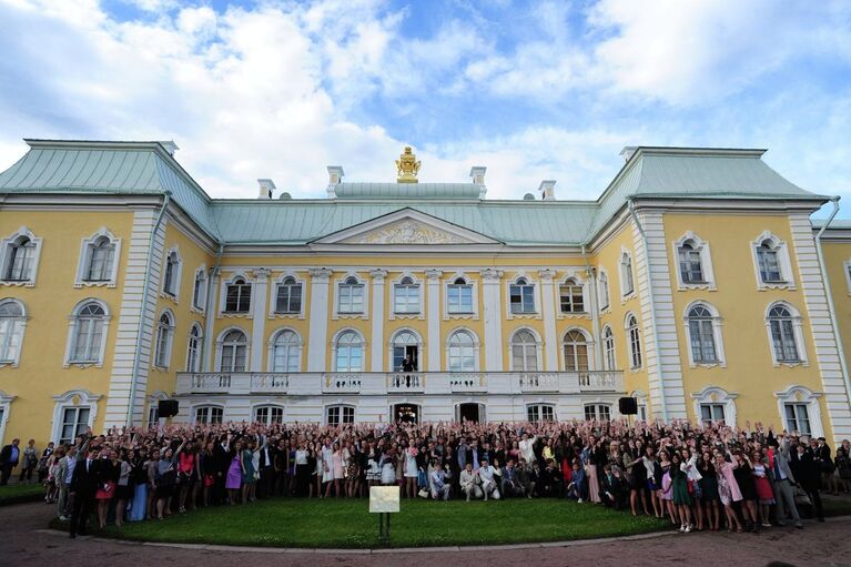 Бал для петербургских выпускников-медалистов в Петергофском дворце