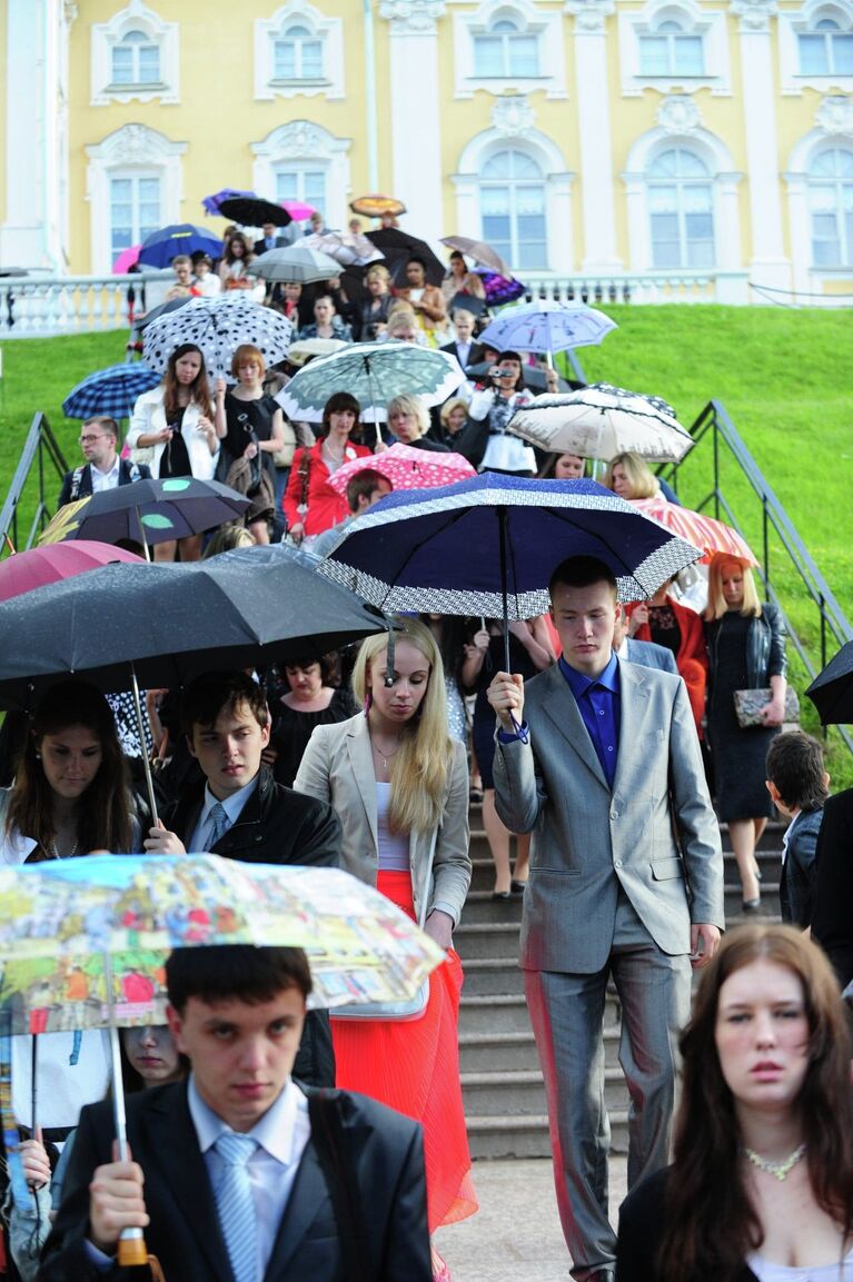 Бал для петербургских выпускников-медалистов в Петергофском дворце