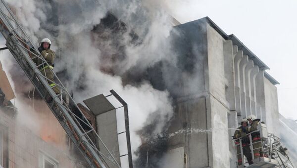 Пожарные тушат пожар после взрыва в доме на Сибирской 
