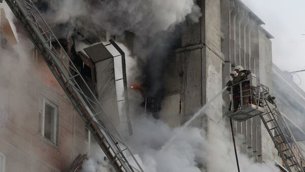 Пожарные тушат пожар после взрыва в доме на Сибирской 