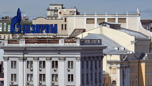 Реклама Газпрома на крыше здания. Архив