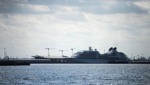 Паром на пристани у пассажирского порта Санкт-Петербурга