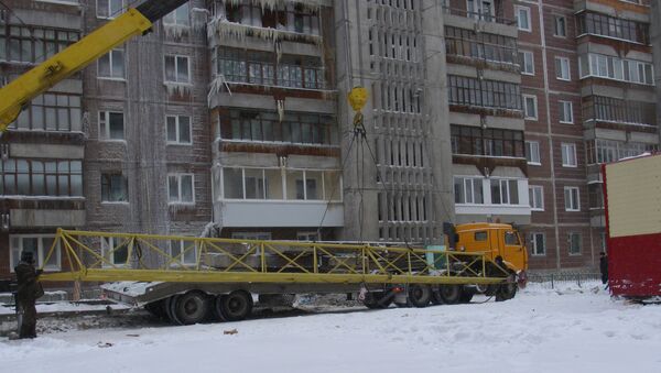 Монтаж башенного крана у дома на Сибирской