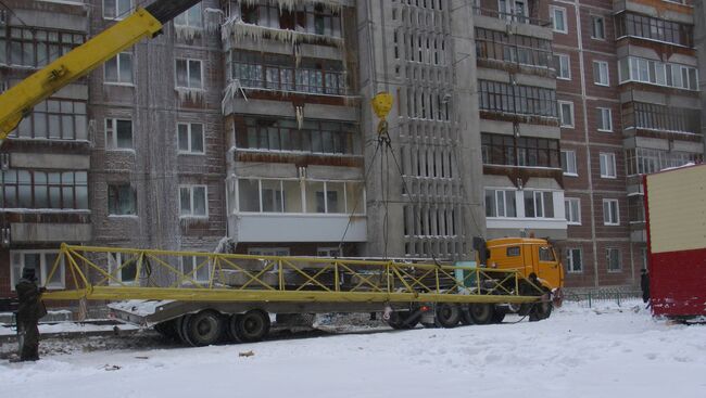 Монтаж башенного крана у дома на Сибирской