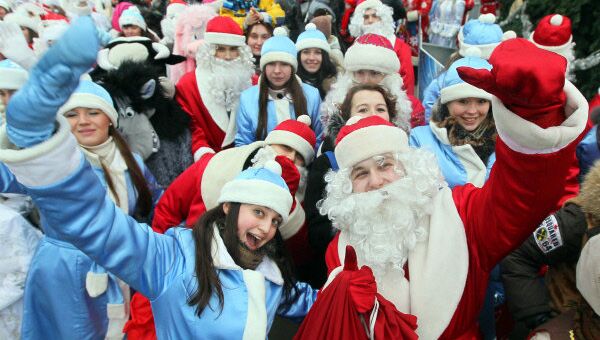 Участники праздничного шествия Дедов Морозов и Снегурочек 