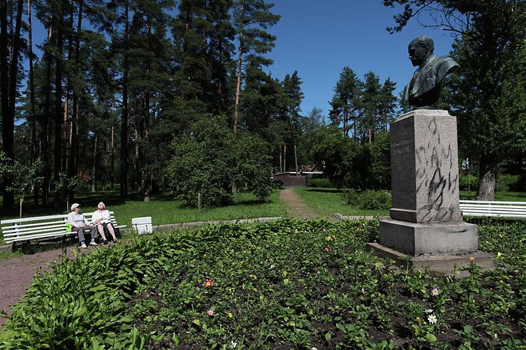 Памятник В.Л. Комарову