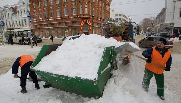 Уборка снега на улицах Томска, архивное фото
