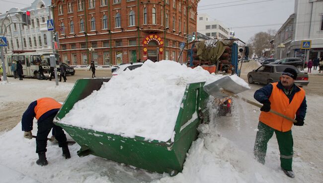 Уборка снега на улицах Томска